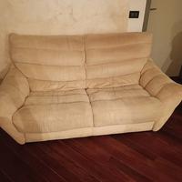 Divano + poltrona in perfette condizioni. Disponib