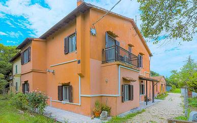 Rustico / Casale di 436 m² con più di 5 locali e b