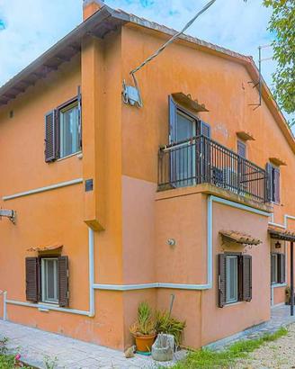 Rustico / Casale di 436 m² con più di 5 locali e b