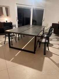 Tavolo da pranzo con sedie