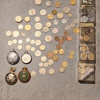 monete e orologi a cipolla