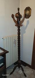 Appendiabiti da terra vintage in legno con fusto