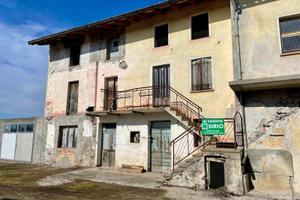 Casa da ristrutturare con ampio terreno