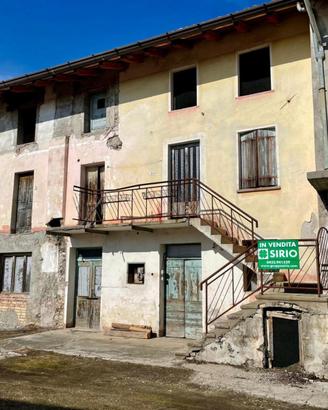 Casa da ristrutturare con ampio terreno