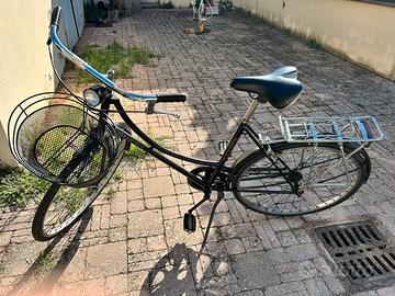 City bike con cestino e portapacchi
