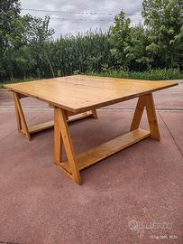 Tavolo apribile in legno, con due cavalletti