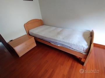 Letto singolo con comodino