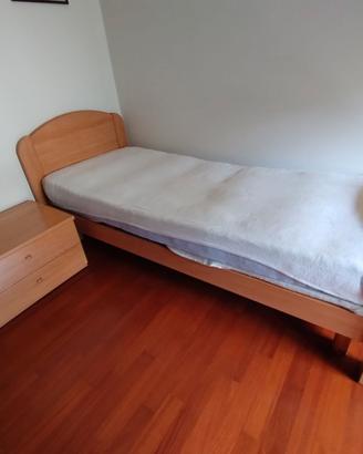 Letto singolo con comodino