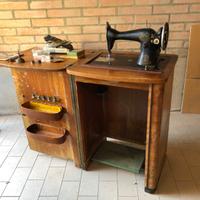 Macchina da cucire Singer con mobile d'epoca