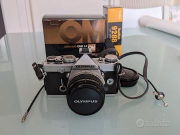 Reflex Olympus OM 1-N Set con accessori pellicola