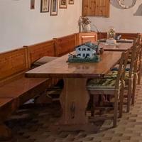 Due tavoli da taverna con cassapanca e sedie