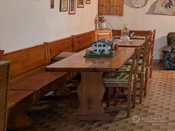 Due tavoli da taverna con cassapanca e sedie