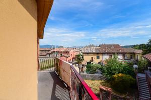 TRILOCALE CON BALCONE CENTRO ERBA!!