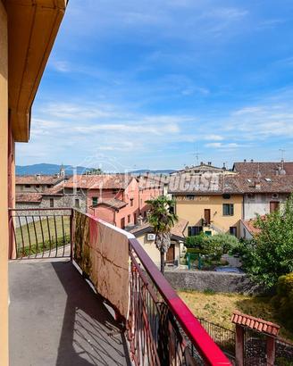 TRILOCALE CON BALCONE CENTRO ERBA!!