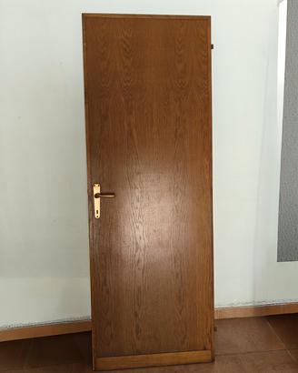 Serie di porte in legno da interno