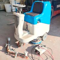 lavasciuga pavimenti uomo a bordo usata