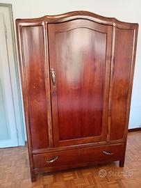 Armadio in noce antico