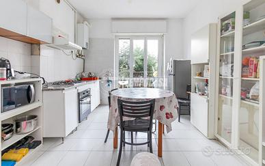 TRE LOCALI DA RISTRUTTURARE VIA CARNEVALI