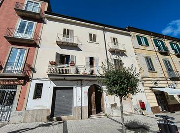 Nel pieno centro del paese Trilocale con box