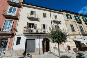 Nel pieno centro del paese Trilocale con box