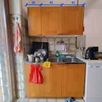 Mobili da cucina con forno e fornelli a gas.