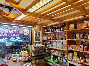 Alimentari ben attrezzato con licenza . bar