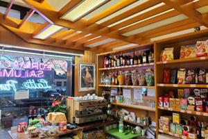 Alimentari ben attrezzato con licenza . bar