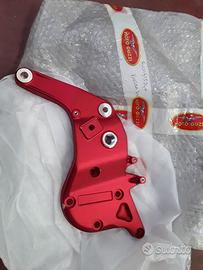 GU01415740 piastra telaio destra V11 rosso opaco