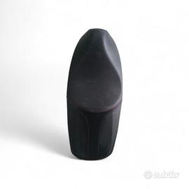 sella Honda SH 350 con cuciture rosse