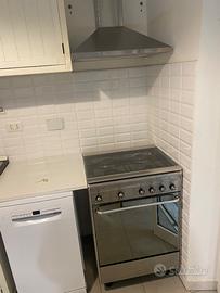 Cucina completa di elettrodomestici e