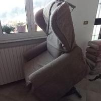 POLTRONA RECLINABILE ADATTA PER LE PERSONE ANZIANE