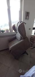 POLTRONA RECLINABILE ADATTA PER LE PERSONE ANZIANE