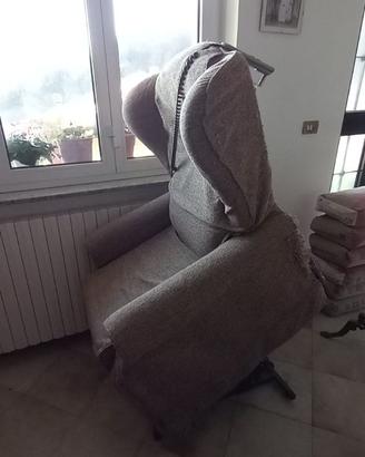 POLTRONA RECLINABILE ADATTA PER LE PERSONE ANZIANE