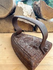 Ferro da stiro antico in ghisa