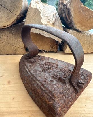 Ferro da stiro antico in ghisa