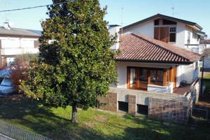 VILLA INDIPENDENTE CON GIARDINO TAVERNA E GARAGE -