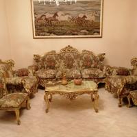 Divani, sedie e tavolo stile barocco