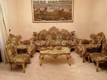 Divani, sedie e tavolo stile barocco