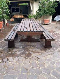 tavolo e panche in legno