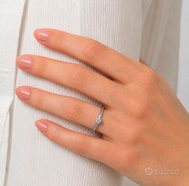 Anello Oro Bianco 18 kt con Diamante Naturale G/VV