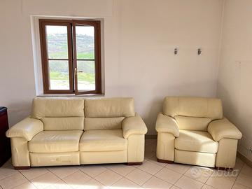 Coppia di divani in ecopelle color crema