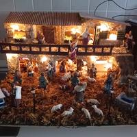 Presepe completo di luci e pupi