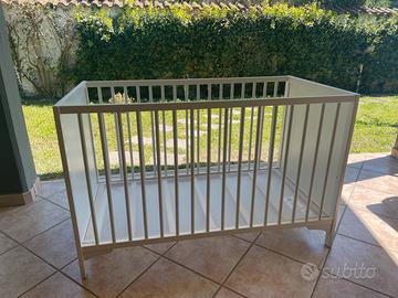 Lettino bianco con materasso