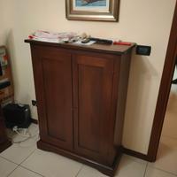 Mobiletto in legno a due ante