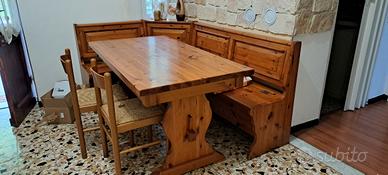 Panca angolare, tavolo e sedie