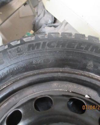 Treno di gomme montate su cerchioni