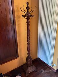 Appendiabiti antico in legno intagliato e ottone