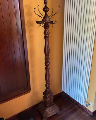 Appendiabiti antico in legno intagliato e ottone