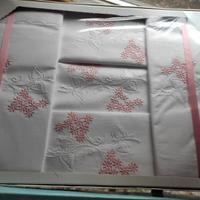 Lenzuola ricamate matrimoniali (sopra) con federe