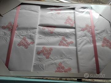 Lenzuola ricamate matrimoniali (sopra) con federe